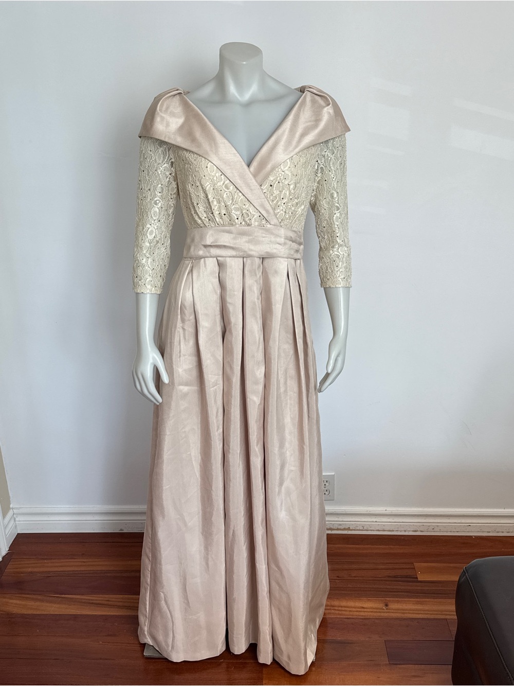 Jessica Howard Champagne Gown. Size 12